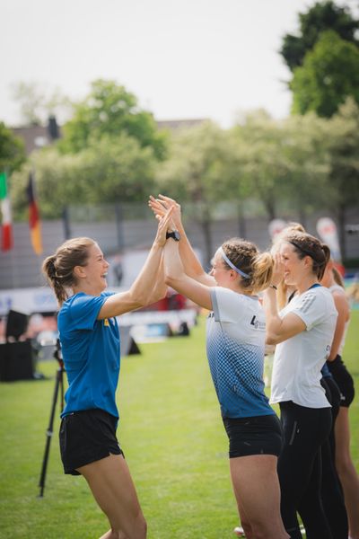 Mareike Rösing (USC Mainz) klatscht Marion Brunner (LG Telis Finanz Regensburg) ab am 07.05.2022 beim Stadtwerke Ratingen Mehrkampf-Meeting 2022 in Ratingen